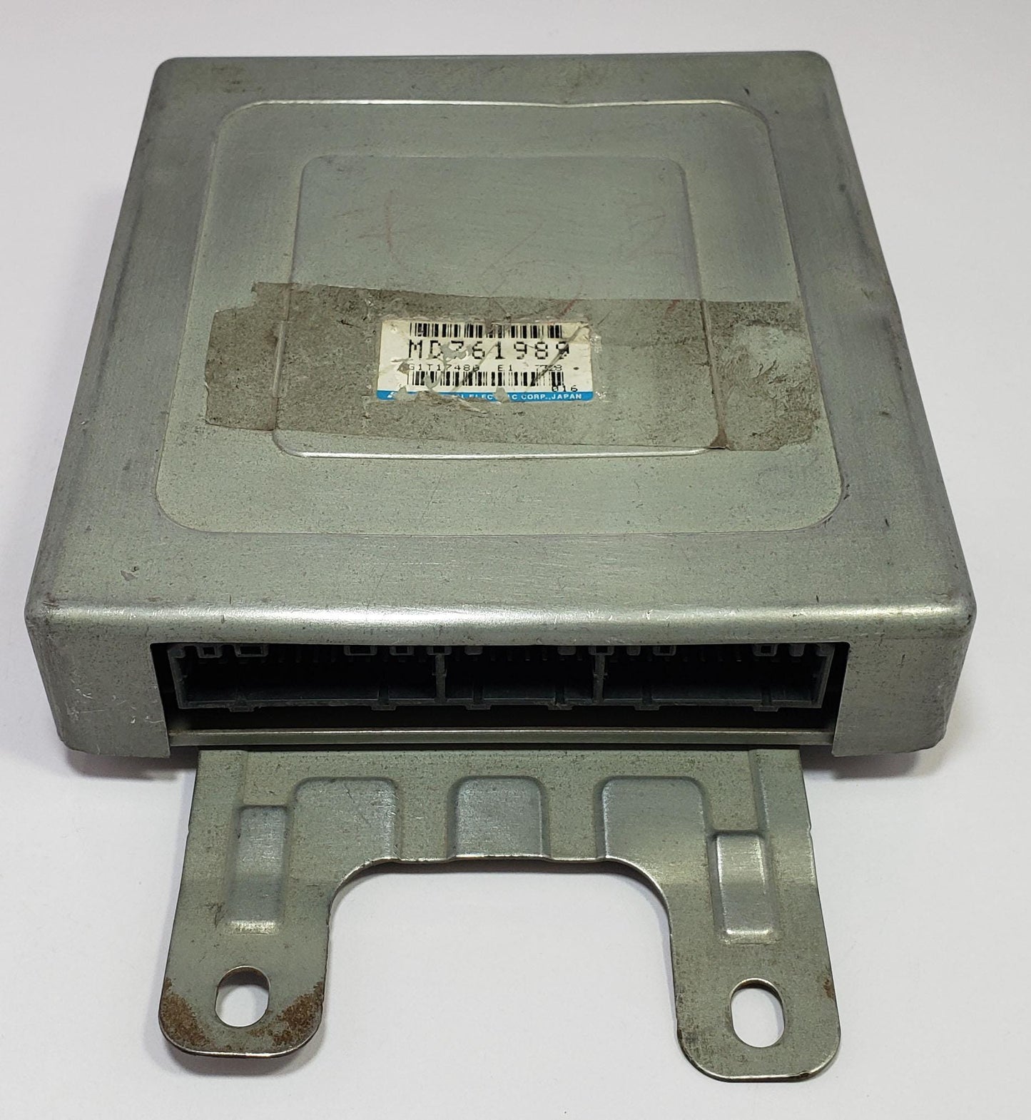 Engine control unit Mitsubishi MD761989 ecu ecm