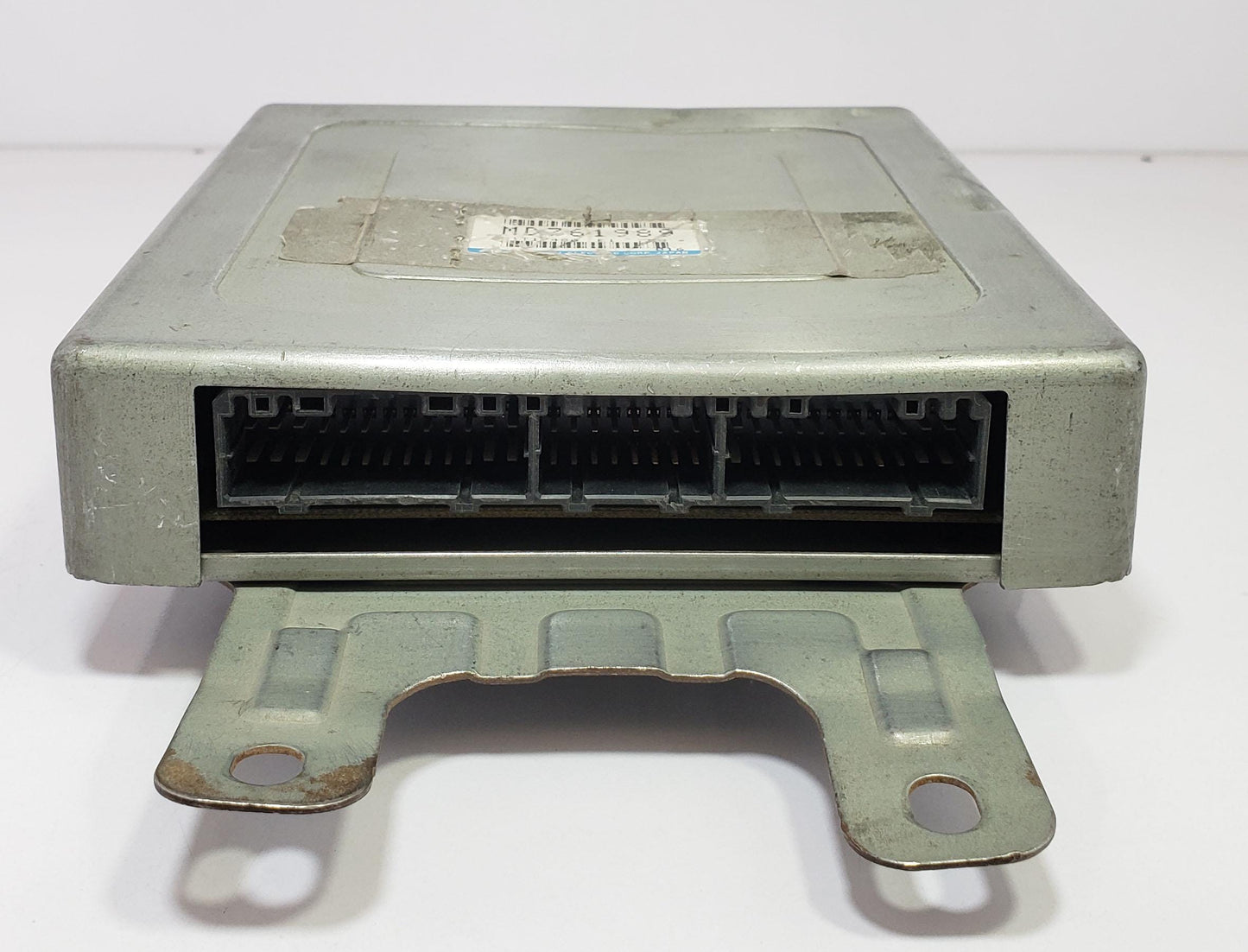 Engine control unit Mitsubishi MD761989 ecu ecm