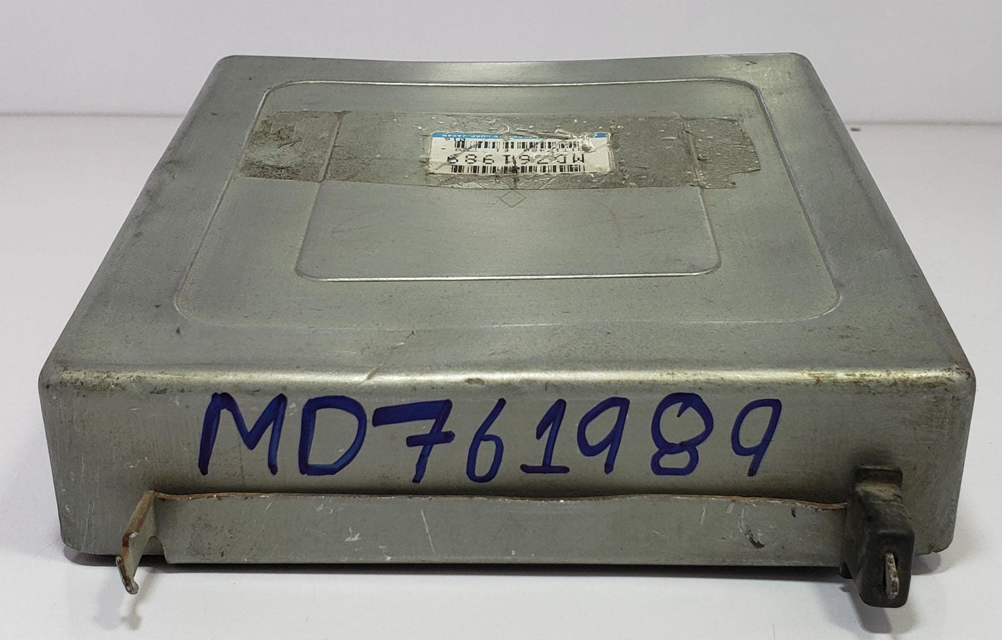 Engine control unit Mitsubishi MD761989 ecu ecm