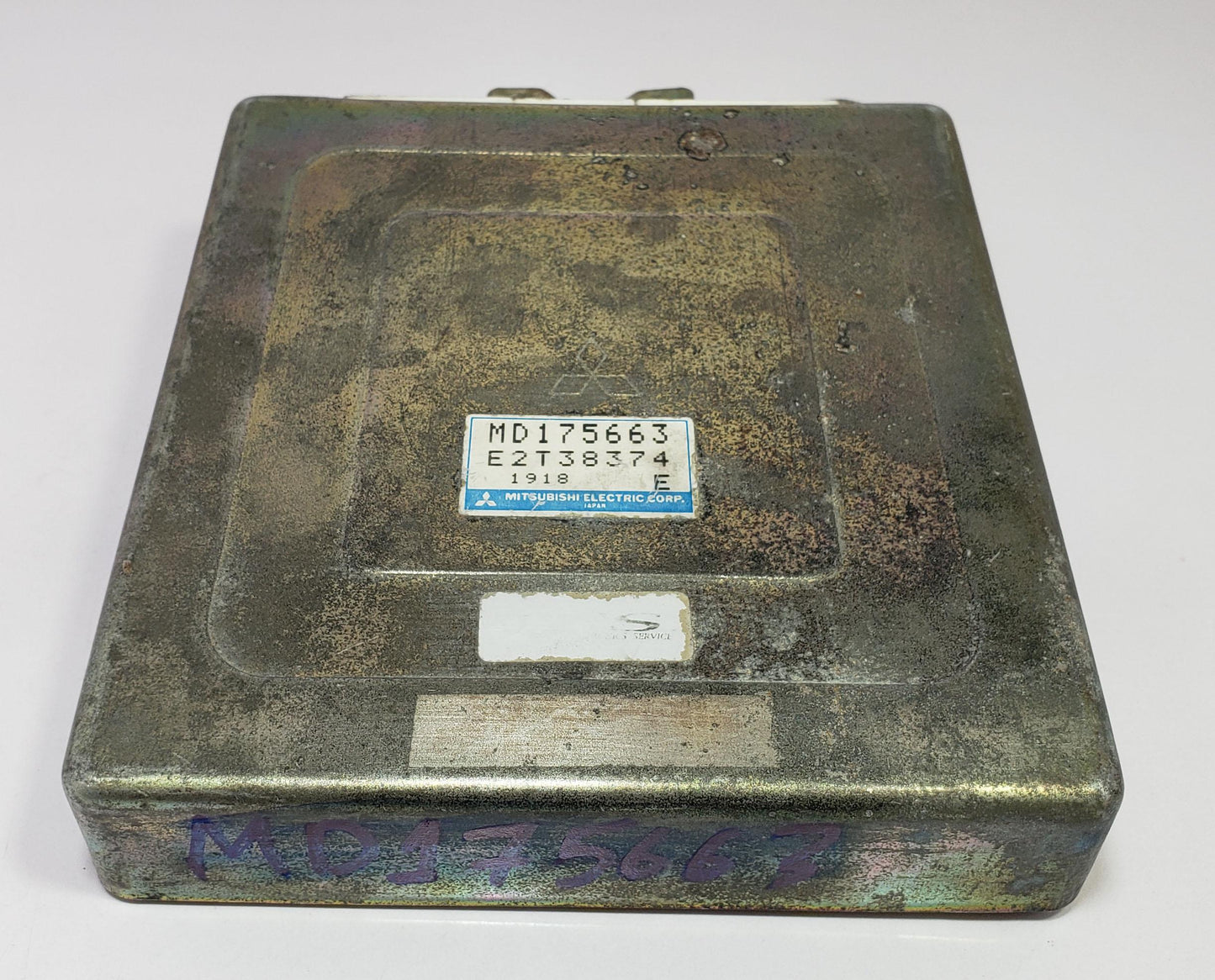 Engine control unit Mitsubishi MD175663 E2T38374 ecu ecm